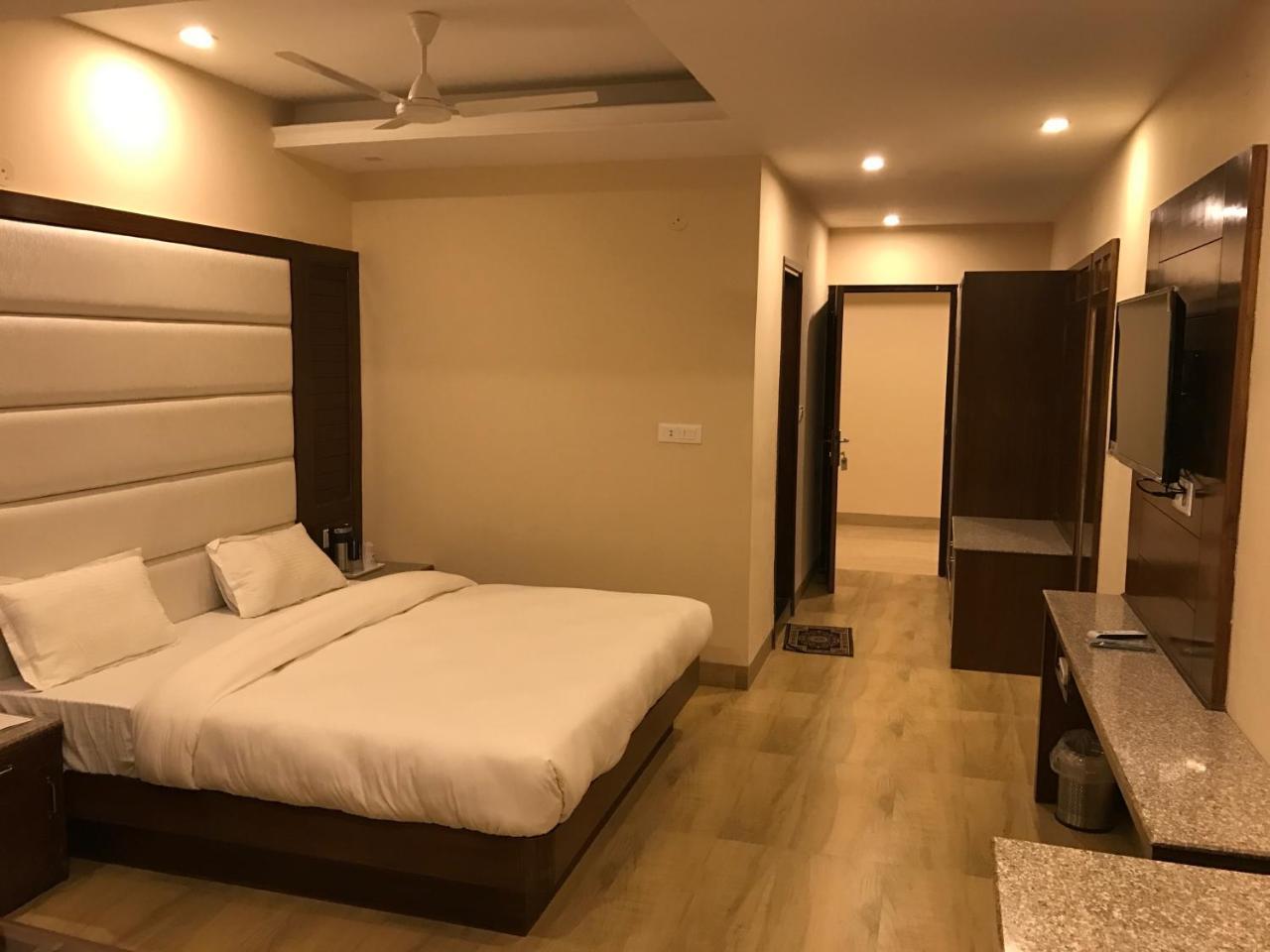 Hotel Basera 무소리에 외부 사진